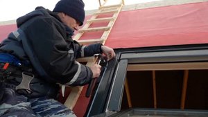 Монтаж оклада мансардного окна Fakro на скате укрытом битумной черепицей