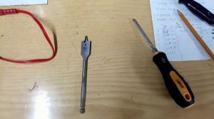 Отвертка для откручивания пробок на аккумуляторах.