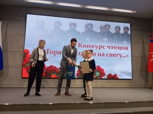 Тадааам! ЧитУля c Севой на награждение
👩🦰👋
🏆🏆🏆