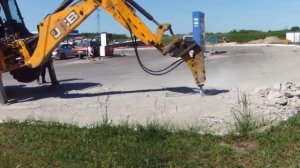 Бетонная плита против экскаватора JCB с гидромолотом  - steh39.ru