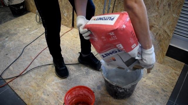 Приготовление плиточного клея для укладки керамической плитки