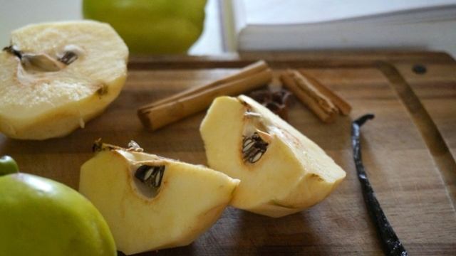 Айва, запеченная в духовке