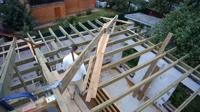 Изготовление и монтаж диагонального стропила 9,5м  вальмовой крыши.Подробности на  T.me/westsur