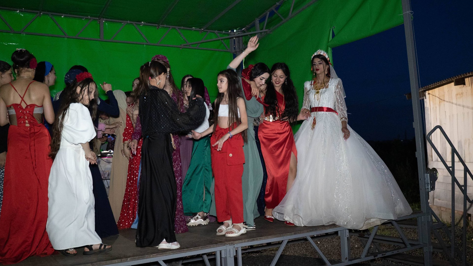 Цыганская красивая свадьба в Чебоксарах Тома и София 05/08/24 видео 2 часть смотреть онлайн