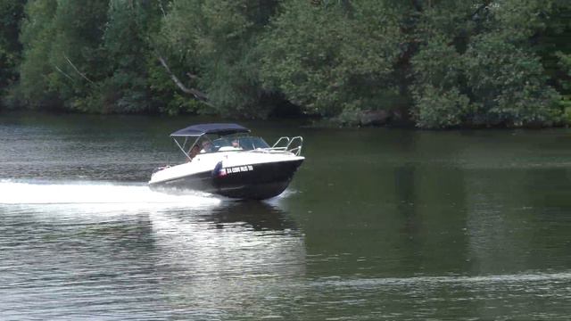 Моторная яхта XA 0398 RUS 50 идет вниз по Москва-реке смотреть онлайн