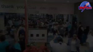Люди, врывающиеся в магазины на распродажах