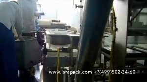 Упаковка мяса в газовой среде на автоматическом запайщике.mp4