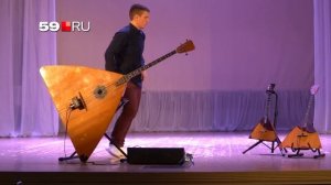 Пермяк Андрей Киряков играет хиты на трёх балалайках