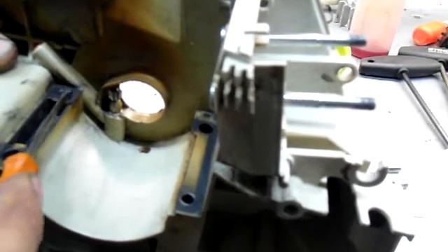 Stihl MS 180  Установка втулок картера на эпоксидный клей + смазка стартера. смотреть онлайн