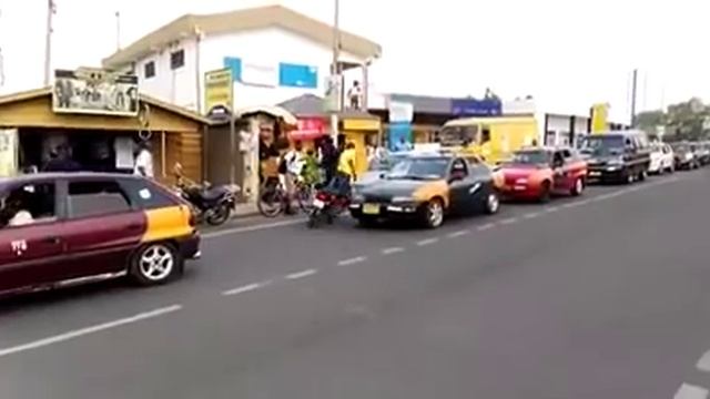 Темнокожий парень эффектно ездит на мотоцикле смотреть онлайн