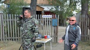 Парень десантник поет на улице