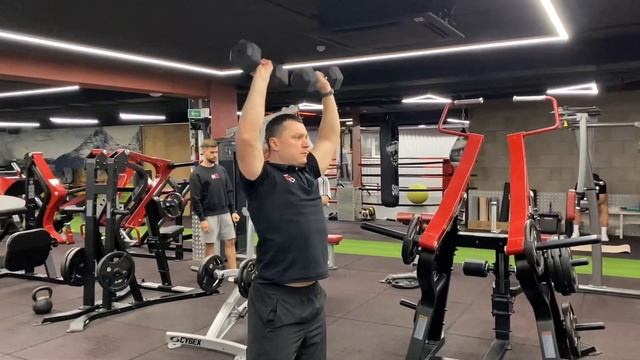 Жим двух гантелей стоя (плечи) смотреть онлайн