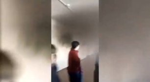 Школьники сняли на видео свою эвакуацию из горящей школы