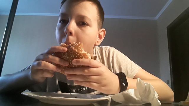 НОВИНКА В МАКДОНАЛДС | БИГ ТЕЙСТИ ДЖУНИОР | С БЕКОНОМ | ТЕСТ | ОБЗОР ЕДЫ | THE BIG TASTY JUNIOR смотреть онлайн