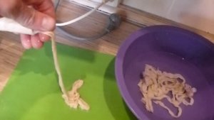 Домашние сосиски с помощью мясорубки