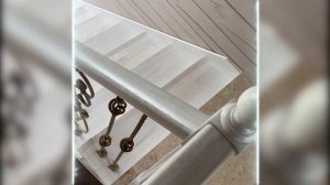 Белая лестница в деревянном доме