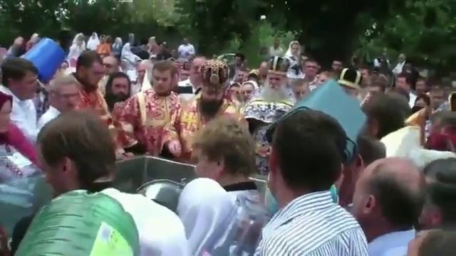 Религия, Обряд освящения воды мощами