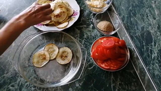 Кабачки, запечённые с помидорами и сыром