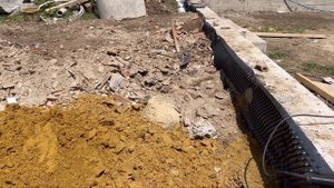 Отвод воды  из-за подпорной стены  дренаж из  подручных средств