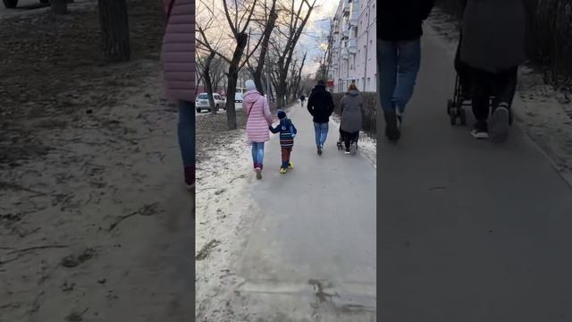 俄羅斯媽媽帶小孩滑板車😊Russian mother with a child on a scooter😊Российские матери с детьми на самокатах