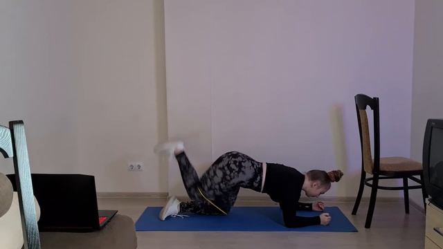 отведение ноги назад в положении на четвереньках смотреть онлайн