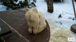 Кот из дерева бензопилой.