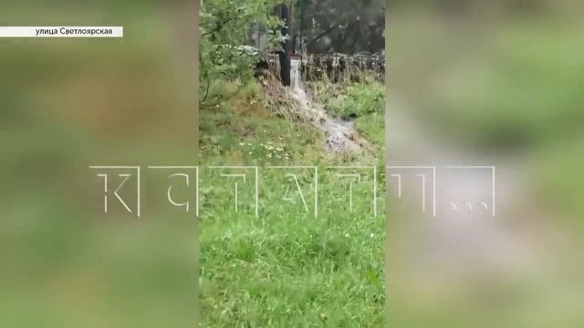 Месячная норма осадков превратила городские дороги в бурные реки, в которых тонут машины и автобусы смотреть онлайн