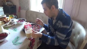 пью чай с тортом