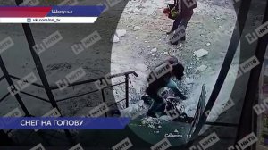 Тяжелая глыба льда упала на головы двум школьникам в Шахунье