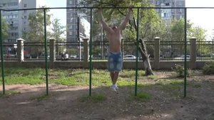 Уличная программа тренировок на турнике и брусьях