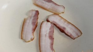 Яичница на завтрак с беконом, сыром и помидорами