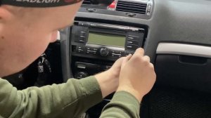 How to remove car radio Skoda Octavia A5 (1Z) 2004-2013. Демонтаж магнітоли Skoda Octavia 2