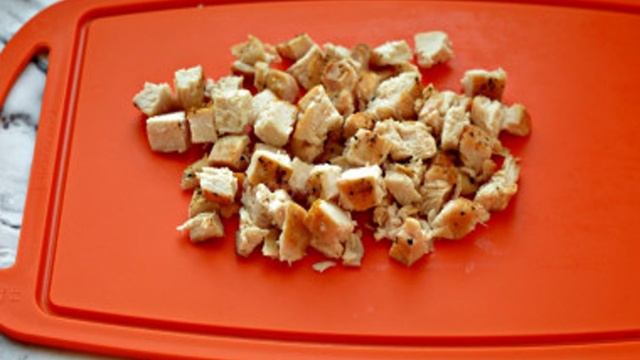 Салат с ананасом и курицей и сыром с чесноком