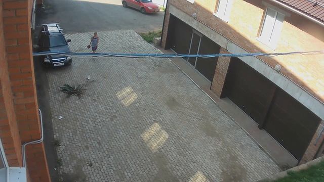 Цветок падает с окна! смотреть онлайн