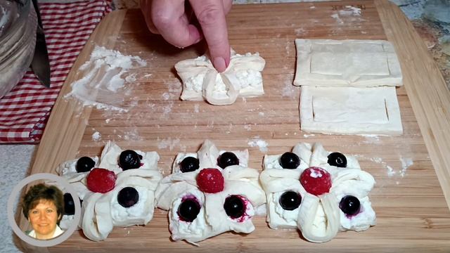 ? Слойки с творогом и ягодами - Быстрый десерт к чаю из готового слоеного теста