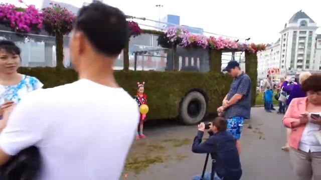 Инсталяция из троллейбуса в День города Новосибирска. Площадь Ленина. 25.06.2017 смотреть онлайн