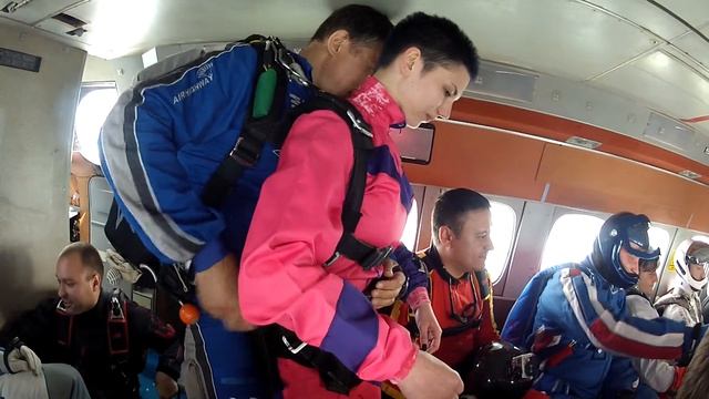 Прыжок с парашютом: тренировка в самолете смотреть онлайн