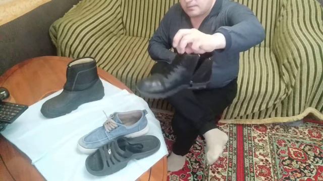 Одеваем обувь.