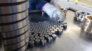 Сборка роликовых подшипников со стальным и латунным сепаратором.