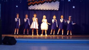 Аня, Милана, гр. "Мини Ассорти" - "Аист на крыше". Выступление на концерте в ДК п.Пришня 8 мая 2018.