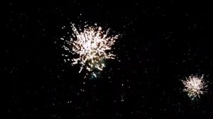 Видеофон!!! Фейерверк на фоне ночного неба - футаж!!!