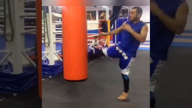 Как правильно бить ногой по груше. смотреть онлайн