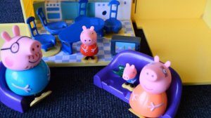 Домик Свинки Пеппы. Видео про игрушечный домик с семьёй Peppa Pig