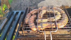 Жарить колбаски на мангале нужно только так!