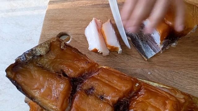 Копчёный ТОЛСТОЛОБ вкусно кушать с помидором или с ПИВОМ.