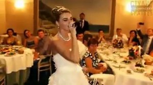 (На свадьбе)невеста читает рэп