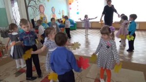 "Танец с листочками для мамы" исполняют дети младшей группы №9