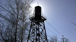 Звук (гул) летящего в небе самолета чудно заикается