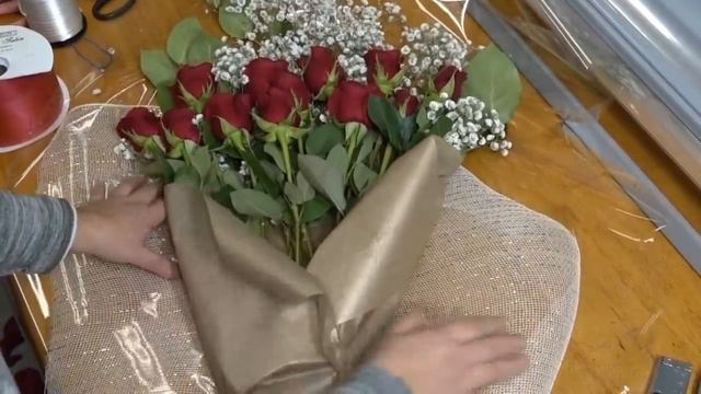 Making Presentation Bouquet With Red Roses смотреть онлайн