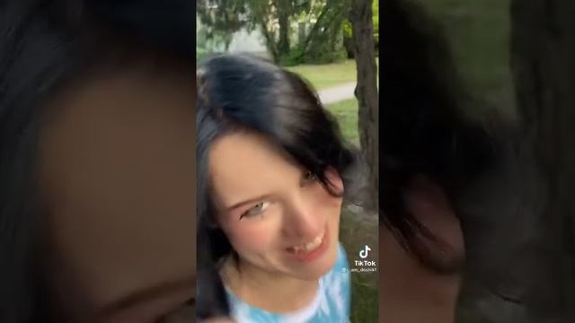 Даша Дошик покупает плюшевого пингвина.